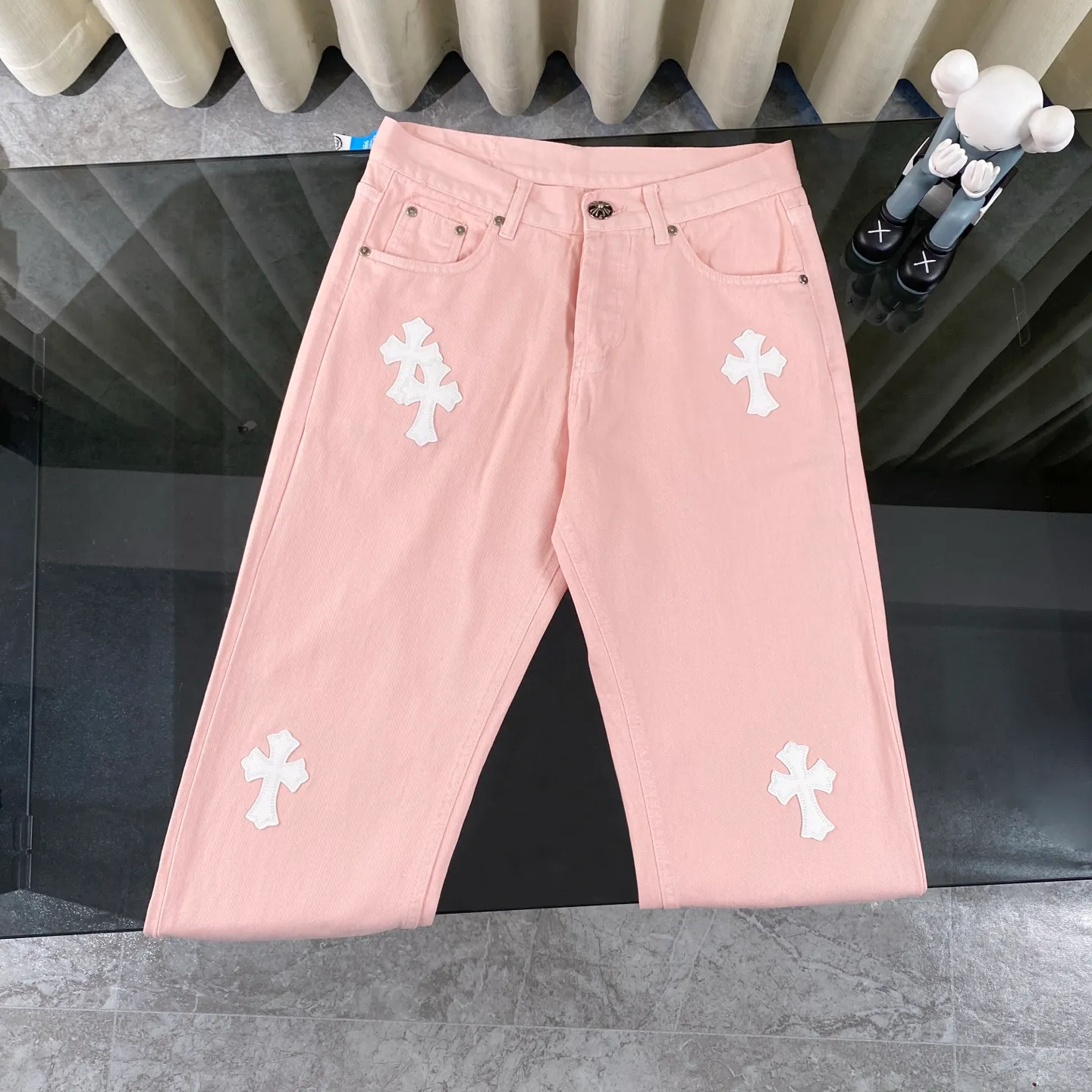P250 CH Chromehearts 2025 new limited white cross leather couple style washed loose pink jeans 💜 Top quality ceiling quality styles with different washed textures, very friendly to people with thin legs and thick legs, the straight and loose version is very flattering to the leg shape. Moderate length that never goes out of style, easy to match with casual, basic styling for various styles, a must-have in the wardrobe! The fabric is stiff but also makes the upper body soft without losing texture. The washing process is even more perfect. It is a must-have item for everyone! ! ! Washed wheat, hang tag, pants label, complete with three labels, color: pink, size: 28, 30, 32, 34